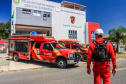 Primeiro grupo de bombeiros paranaenses e cães de faro viaja para Petrópolis