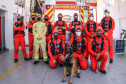 Primeiro grupo de bombeiros paranaenses e cães de faro viaja para Petrópolis