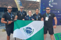 Policiais paranaenses com bandeira do Paraná na Paralimpíadas