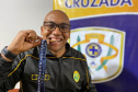 Policial com medalha recebida na Paralimpíadas