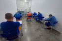 Pessoas privadas de liberdade assistem aula de cursinho preparatório para o Encceja
