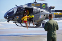 Alunos do curso de guarda-vidas fazem treinamento com apoio do helicóptero do BPMOA