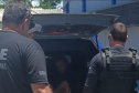 Policiais cumprem mandados contra pessoas com tornozeleira que não poderiam estar no Litoral