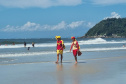 Trabalho preventivo de bombeiros e guarda-vidas garante verão tranquilo na Ilha do Mel