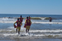 Bombeiros militares formam novos guarda-vidas civis durante a temporada no Litoral