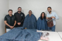 Custodiados produzem ponchos e roupas pet para moradores e cães de rua em Cascavel