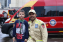 Crianças se divertem no quartel nas comemorações de aniversário do Corpo de Bombeiros