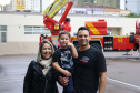 Crianças se divertem no quartel nas comemorações de aniversário do Corpo de Bombeiros