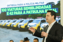 O governador Carlos Massa Ratinho Junior entregou nesta terça-feira (12) 142 novas viaturas para a Polícia Militar do Paraná (PMPR). Os veículos, que são parte de um investimento total de R$ 82 milhões em mais de 380 novos veículos, serão usados para reforçar o patrulhamento policial em todo o Estado e dar mais agilidade ao atendimento da população.  O investimento na frota da PM vai atender a todas as regiões, dando sequência a um plano de modernização das forças de segurança do Paraná. "O que nós estamos 