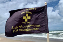 Verde, amarela, vermelha e preta: bandeiras na orla ajudam a orientar banhistas