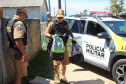 Policiais militares doam material escolar para crianças em Guaratuba