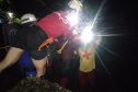 Bombeiros usam tirolesa para resgatar 16 pessoas de trilha no Litoral do Paraná