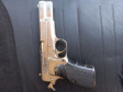 PM apreende três armas de fogo e uniformes policiais em posse de um casal em Foz do Iguaçu