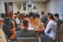 Secretário Hudson recebe a visita do desembargador e promotores em seu gabinete