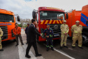  Governador entrega 10 novos caminhões para combate a incêndios 
