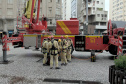 Corpo de Bombeiros simula resgate em altura e chama a atenção no centro de Curitiba