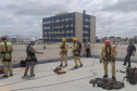 Bombeiros resgatam mulher que ficou pendurada em 9º andar de prédio em Curitiba