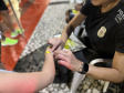 Forças de segurança distribuem pulseiras de identificação durante shows do Verão Maior Paraná