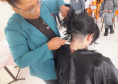 Mulheres privadas de liberdade doam cabelo para pacientes com câncer