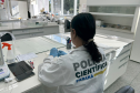 O Laboratório de Química Forense da Polícia Científica do Paraná participou da 4ª edição do Ensaio de Proficiência (EP) em Drogas, organizado pelo Instituto Nacional de Metrologia, Qualidade e Tecnologia (Inmetro), e obteve 100% de acerto na identificação das substâncias analisadas. Os testes têm como objetivo promover a melhoria dos procedimentos e a qualidade dos serviços prestados pelos laboratórios forenses que atuam na análise de drogas brutas e no auxílio à justiça criminal.  O Programa de Ensaio de P