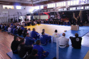 Competidores da 1ª Copa PMPR de Jiu-Jitsu passam por pesagem antes de início do torneio