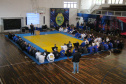 Competidores da 1ª Copa PMPR de Jiu-Jitsu passam por pesagem antes de início do torneio