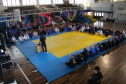 Competidores da 1ª Copa PMPR de Jiu-Jitsu passam por pesagem antes de início do torneio