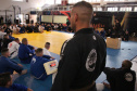 Competidores da 1ª Copa PMPR de Jiu-Jitsu passam por pesagem antes de início do torneio