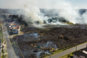 Atear fogo em lixo em terrenos baldios responde por mais de 30% dos incêndios no Paraná