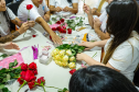 Mulheres privadas de liberdade preparam rosas que serão entregues no Dia Internacional da Mulher