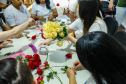 Mulheres privadas de liberdade preparam rosas que serão entregues no Dia Internacional da Mulher