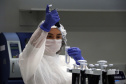 Um novo equipamento capaz de transformar uma amostra biológica em um perfil genético completo em cerca de duas horas. A tecnologia, um sistema conhecido como Rapid DNA, automatiza praticamente todas as etapas da análise genética em um único sistema e passa a mudar a dinâmica da perícia no Paraná, ao reduzir etapas manuais, acelerar resultados e permitir respostas mais rápidas em investigações que dependem de identificação por DNA.  “O grande diferencial dessa tecnologia é integrar todo o processo de análise