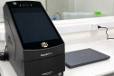 Um novo equipamento capaz de transformar uma amostra biológica em um perfil genético completo em cerca de duas horas. A tecnologia, um sistema conhecido como Rapid DNA, automatiza praticamente todas as etapas da análise genética em um único sistema e passa a mudar a dinâmica da perícia no Paraná, ao reduzir etapas manuais, acelerar resultados e permitir respostas mais rápidas em investigações que dependem de identificação por DNA.  “O grande diferencial dessa tecnologia é integrar todo o processo de análise