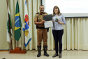 Curitiba, 24 de Outubro de 2019. 4º Seminário do BPRv. Foto: Maj QOPM Machado, Subcomandante do BPRv, entrega o certificado de agradecimento à palestrante Anelise Schmitz.