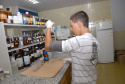 Diego no laboratório de ciências químicas e biológicas do IC