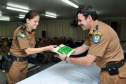 Tenente-coronel Heraldo Régis da Silva entrega diploma do curso