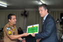 Chefe de Gabinete da Secretaria da Segurança Pública, Walter Gonçalves, faz entrega do diploma. 