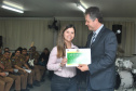 Chefe de Gabinete da Secretaria da Segurança Pública, Walter Gonçalves, entrega diploma do curso à coordenadora estadual dos Consegs, Michelle Lourenço Cabral.
