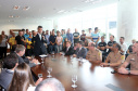 O Governador Beto Richa assina autorização para contratação de 2.222 policiais militares, 609 bombeiros e 66 delegados da Polícia Civil.Curitiba, 21/12/2015Foto: Orlando Kissner / ANPr