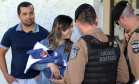 25-07-2016 Após realizarem parto em via pública, o Soldado Guilherme Mauricio Tissi e o Soldado Claiton Stadinik da Polícia Militar visitam mãe e bebê em Curitiba.