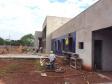 As obras de construção do novo Instituto Médico Legal (IML) de Londrina, no Norte, avançam e já mudam o aspecto estético do prédio. Agora no mês de julho teve início o revestimento com pastilhas das paredes externas da edificação.Foto: Divulgação SEIL