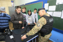 Secretaria de Estado da Educação do Paraná, Colégio Estadual Juscelino K de Oliveira em São José dos Pinhais recebe o evento Comemorando da Escola da Policia Militar do Paraná. Na foto, alunos visitam exposição da Policia MIlitar no colégio. 08-08-16. Foto: Hedeson Alves/SEED