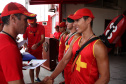 O 8º Grupamento de Bombeiros, de Matinhos, no litoral paranaense, promoveu nesta sexta-feira (03) a formatura de 17 guarda-vidas civis voluntários. Eles se dispuseram a aprender técnicas de salvamento e resgate no mar para auxiliar os bombeiros militares nas missões na praia durante o verão.Verão Paraná, 03/03/2017.Foto: Soldado Levi Junior