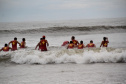 O 8º Grupamento de Bombeiros, de Matinhos, no litoral paranaense, promoveu nesta sexta-feira (03) a formatura de 17 guarda-vidas civis voluntários. Eles se dispuseram a aprender técnicas de salvamento e resgate no mar para auxiliar os bombeiros militares nas missões na praia durante o verão.Verão Paraná, 03/03/2017.Foto: Soldado Levi Junior