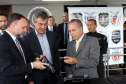 O governador Beto Richa e o secretário estadual da Segurança Pública e Administração Penitenciária, Wagner Mesquita, entregam mais 160 pistolas da marca Glock para a Polícia Civil e 45 viaturas para o Departamento Penitenciário do Paraná (Depen).  As entregas fazem parte do programa Paraná Seguro da Secretaria de Segurança Pública e Administração Penitenciária.Curitiba, 10/04/2017.Foto: Orlando Kissner/ANPr