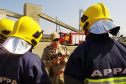 Foi concluída nesta sexta-feira (04) a formação da nova Brigada de Incêndio da Administração dos Portos de Paranaguá e Antonina (Appa). O último módulo contou com atividades práticas, em parceria com o Corpo de Bombeiros de Paranaguá. Por meio de simulações envolvendo fogo, os alunos aplicaram conteúdos aprendidos durante o curso. Mais de 30 funcionários participaram da capacitação.Paranaguá, 04/05/2018.Foto: Andre Kasczeszen