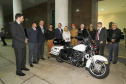 A governadora Cida Borghetti, assina autorização para licitação de compra de 30 motos para a Polícia Rodoviária Estadual e o lançamento do Programa Bateu. Na oportunidade entregou 8 motos para a Polícia Rodoviária do Paraná. Presentes: secretário de Segurança, del. Julio Reis, de Infraestrutura e Logística, Abelardo Lupion e a comandante-Geral da PMPr, cel Audilene, entre outros.Curitiba, 05-06-18.Foto: Arnaldo Alves / ANPr.