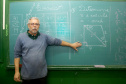 Na imagem, o professor Jorge Vieira