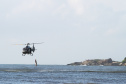 Helicópteroo da polícia realiza salvamento em Guaratuba.Guaratuba, 18-02-2012.Foto: Arnaldo Alves / AENotícias.