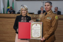 Curitiba, 25 de Setembro de 2019. Comandante Geral Pericles de Matos recebe titulo de Cidadão Honorario de Curitiba. Foto: Vereadora Noemia Rocha entrega titulo ao Comandante Geral Pericles de Matos.